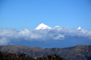 Ausblick auf einen wolkenfreien Berg in Bhutan