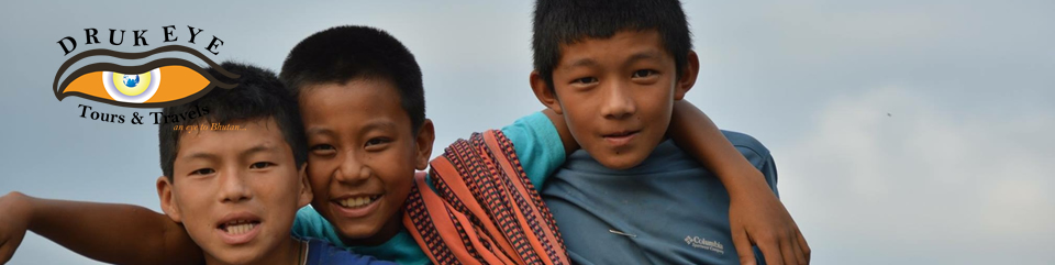 Drei junge Freunde in Bhutan