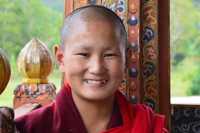 Lachender Mönchsjunge in Punakha